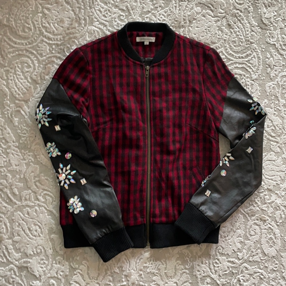 Bomber jacket by Glamorous size small. Very stylish! Pair it w/ black denim ♥️